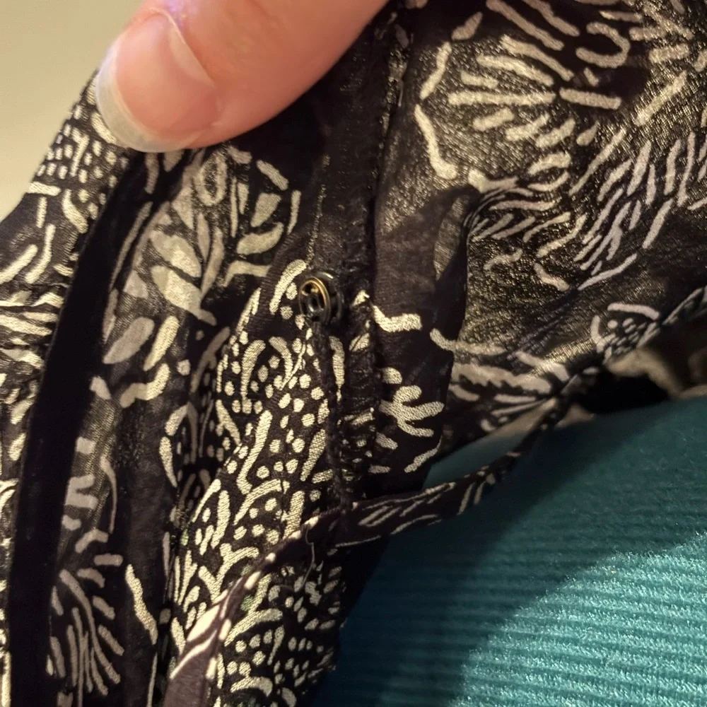 Veronica Beard Black and White Floral Blouse, silk overlay with ruffles, 4 - Picture 7 of 11
